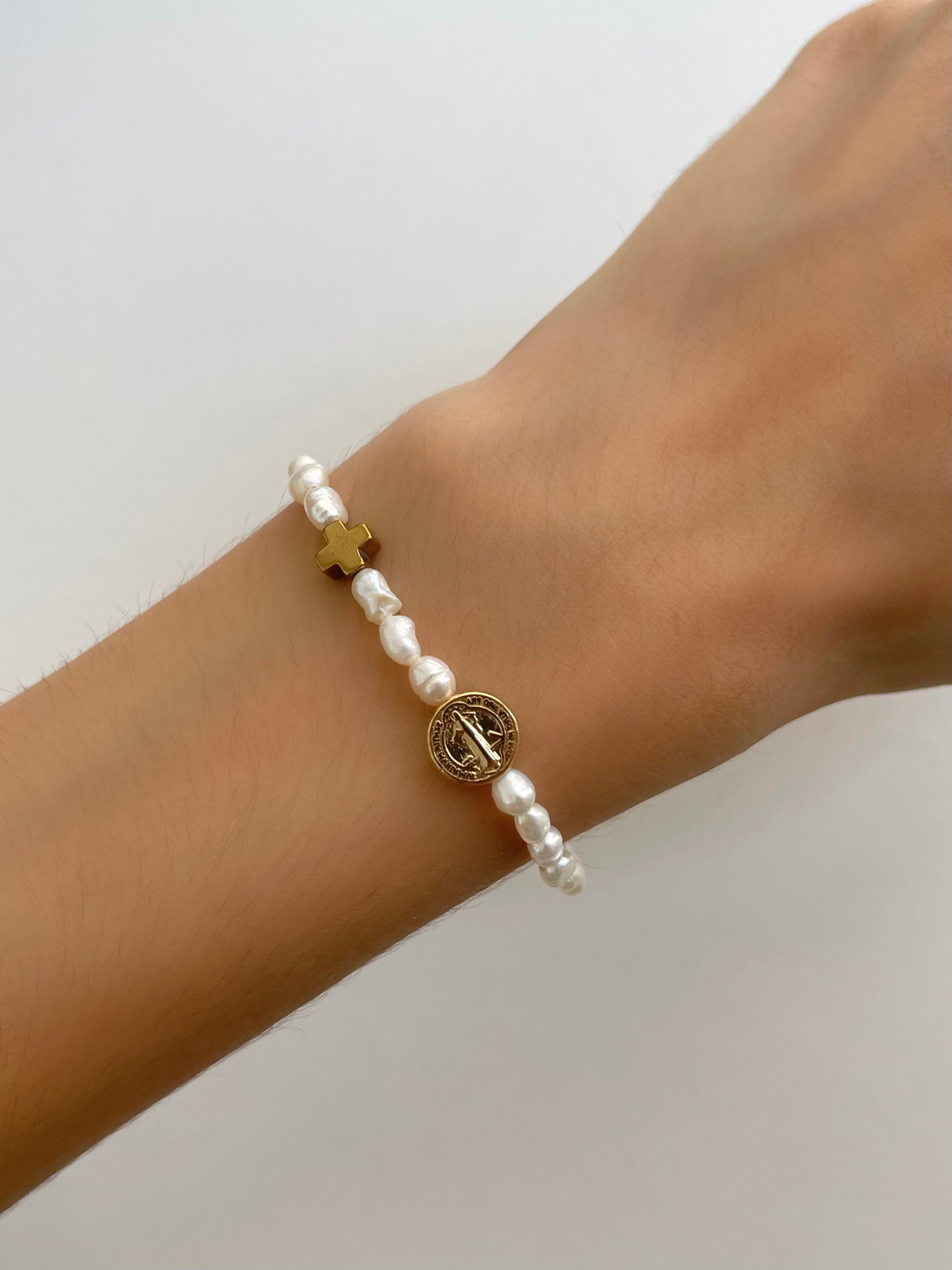 PULSERA PERLAS CON SAN BENITO Y CRUZ