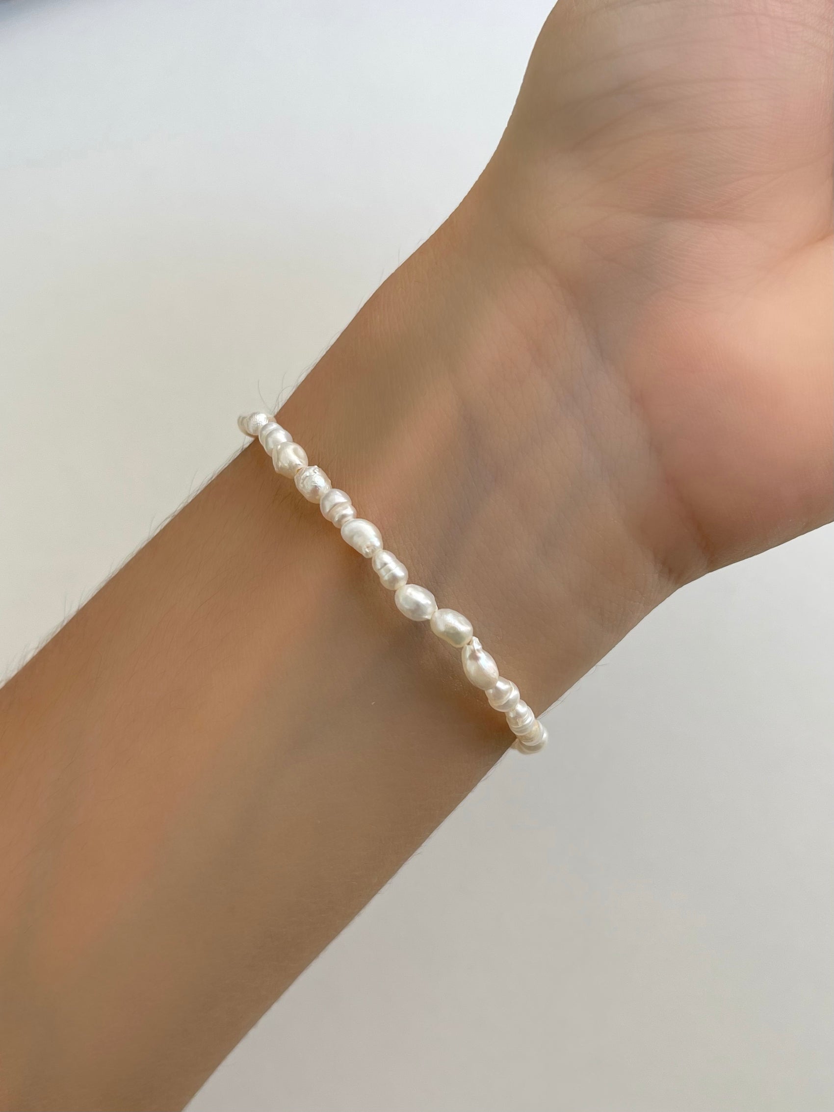 PULSERA PERLAS CON SAN BENITO Y CRUZ