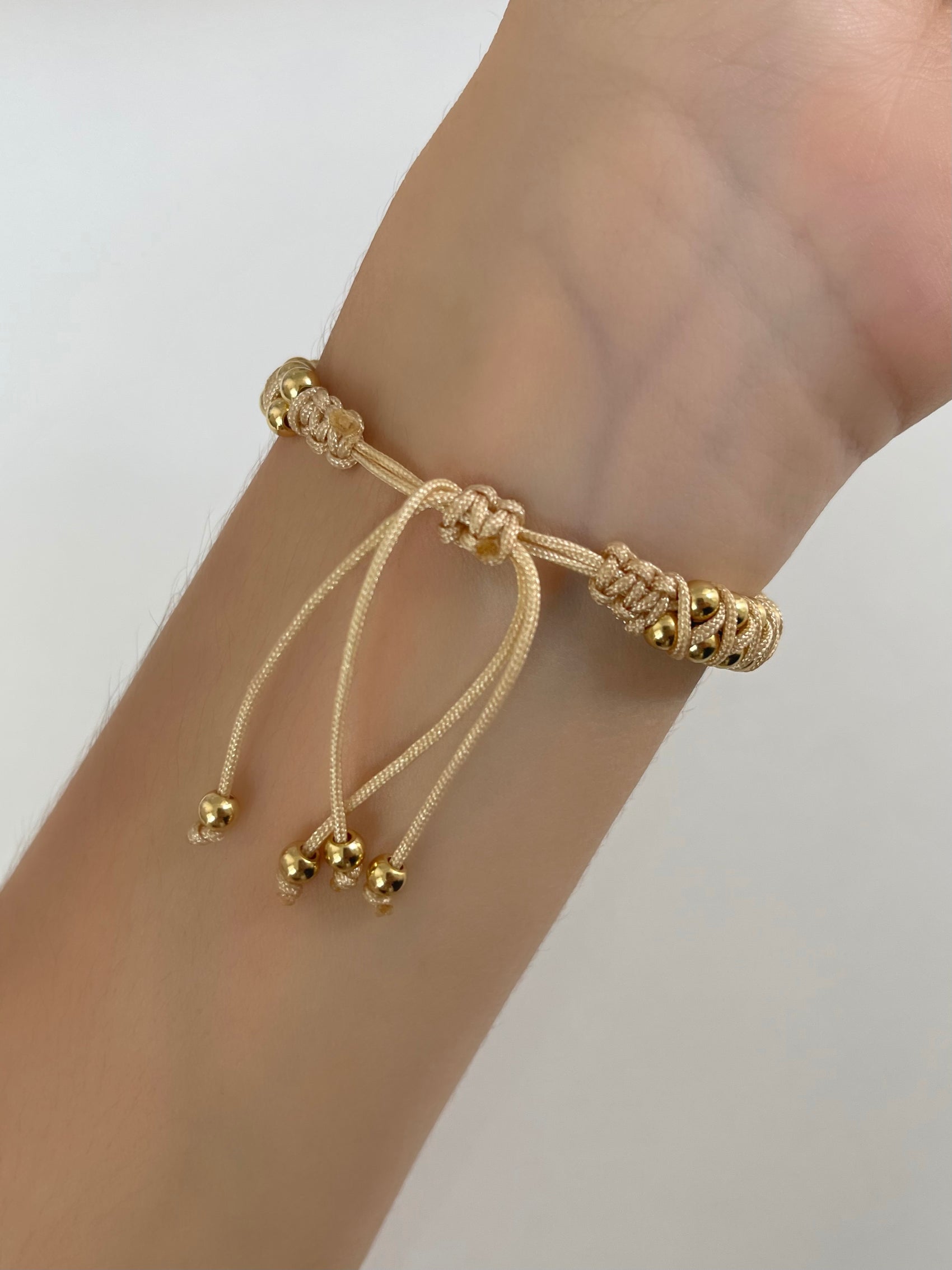 PULSERA BOLITAS HILO NUDE