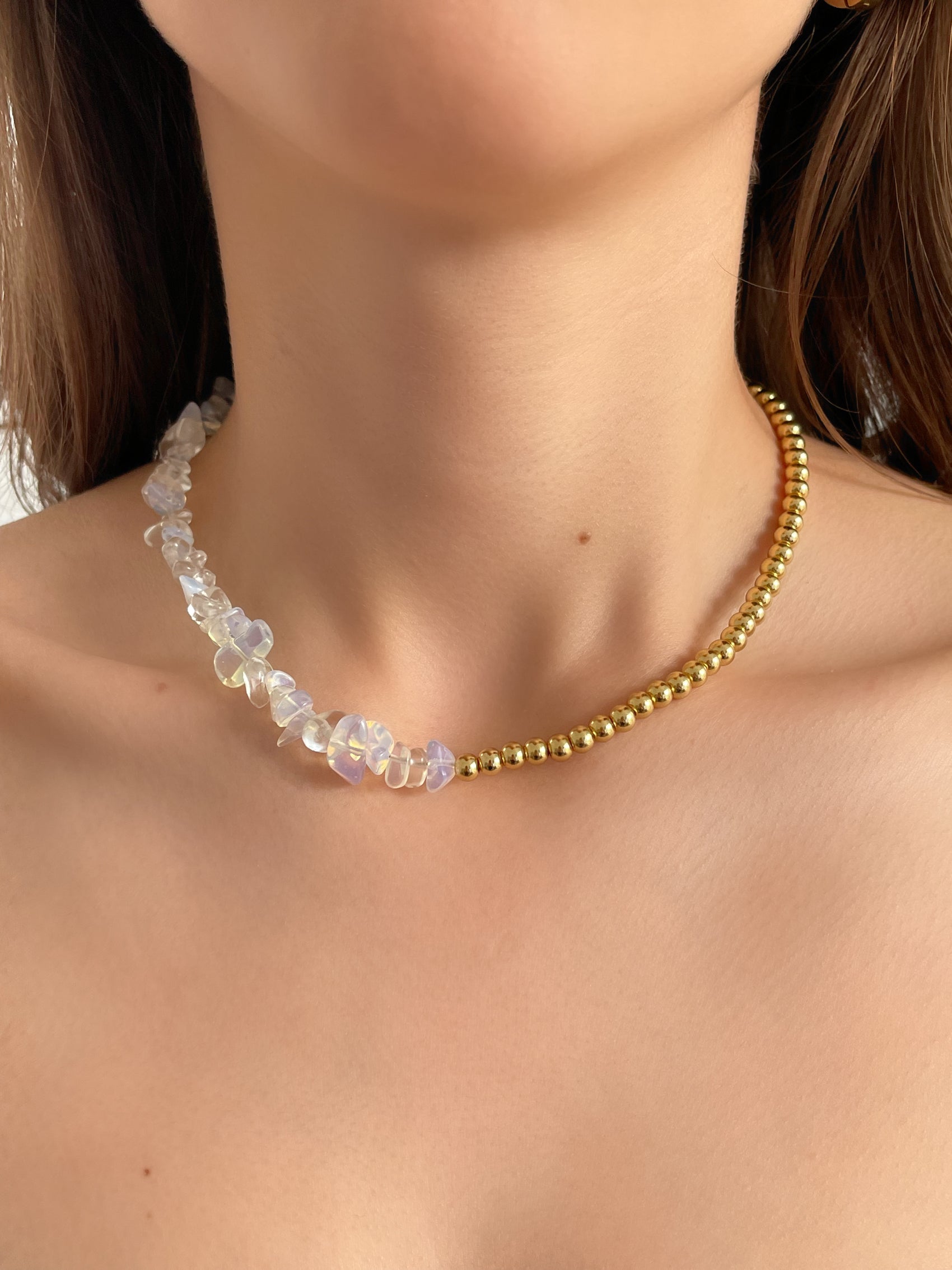 CHOKER MITAD CUARZOS Y MITAD BOLITAS DORADAS