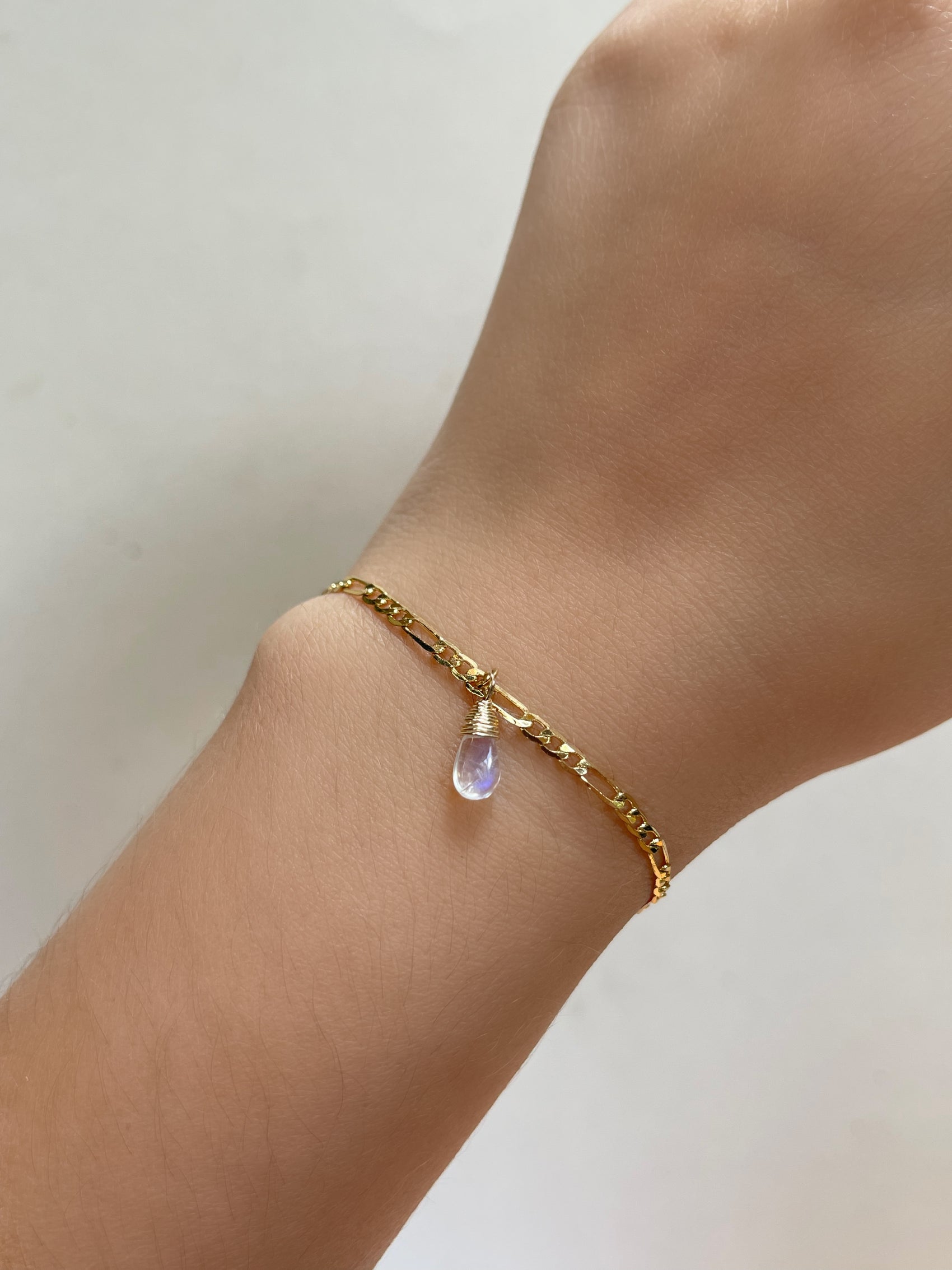 PULSERA CON PIEDRA LUNAR
