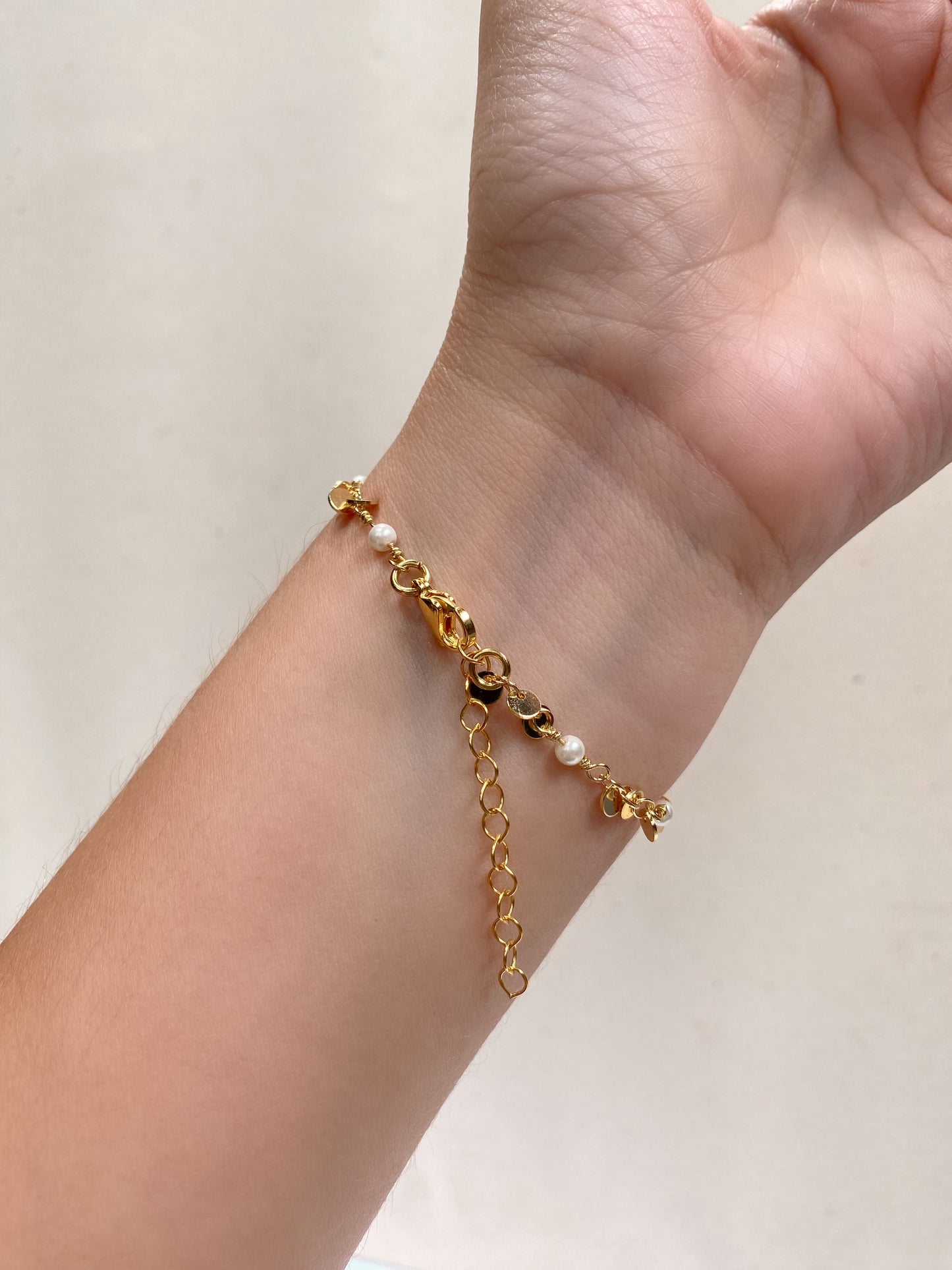 PULSERA PERLITAS CON CÍRCULOS