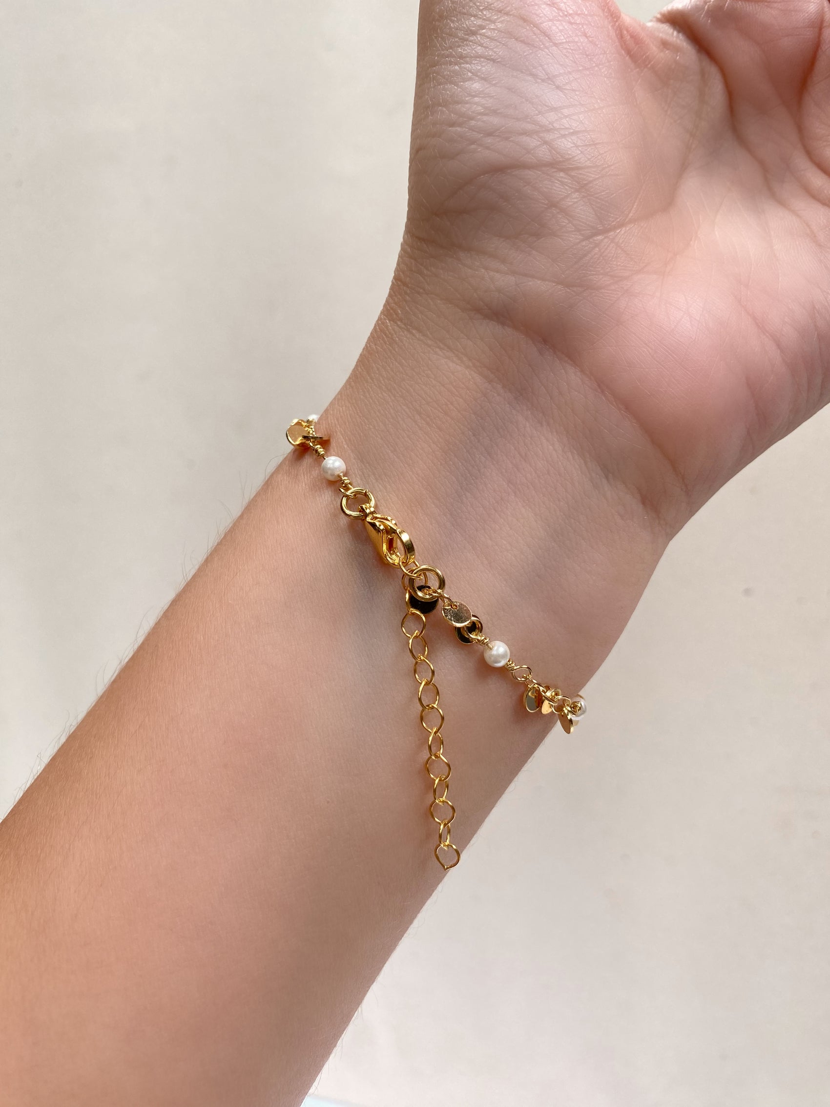 PULSERA PERLITAS CON CÍRCULOS
