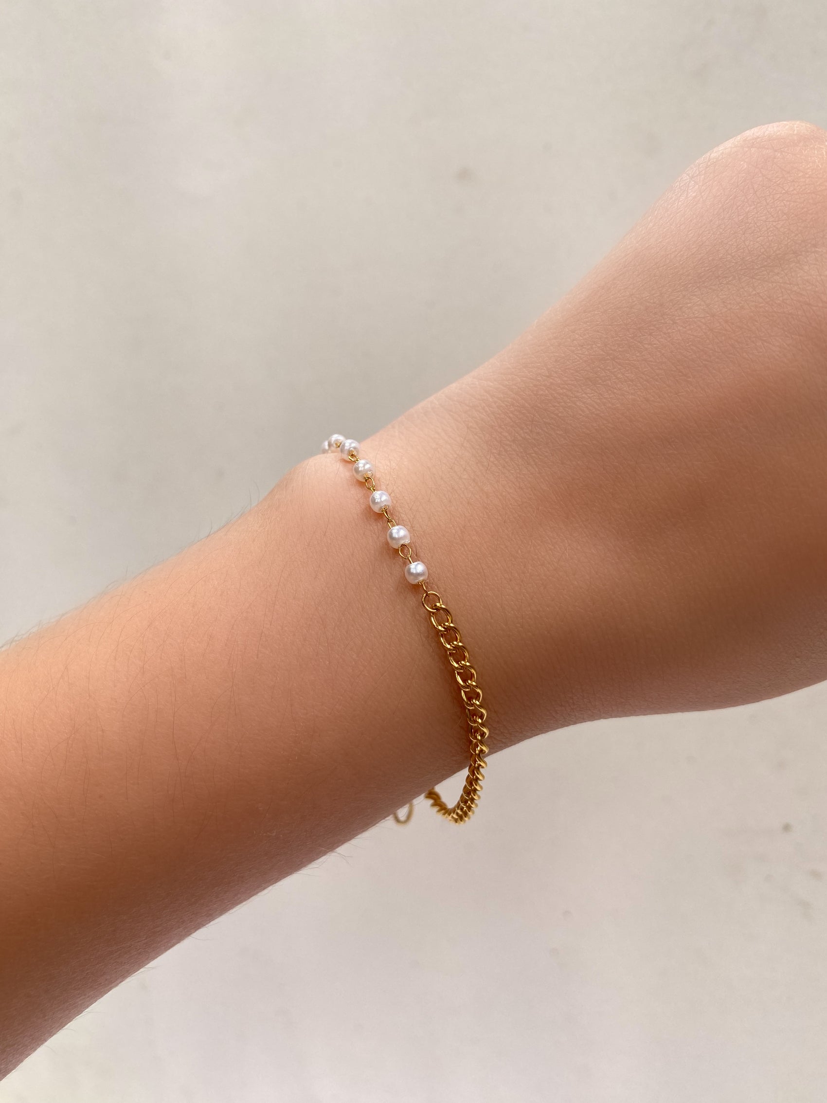 PULSERA MITAD CADENA MITAD PERLITAS
