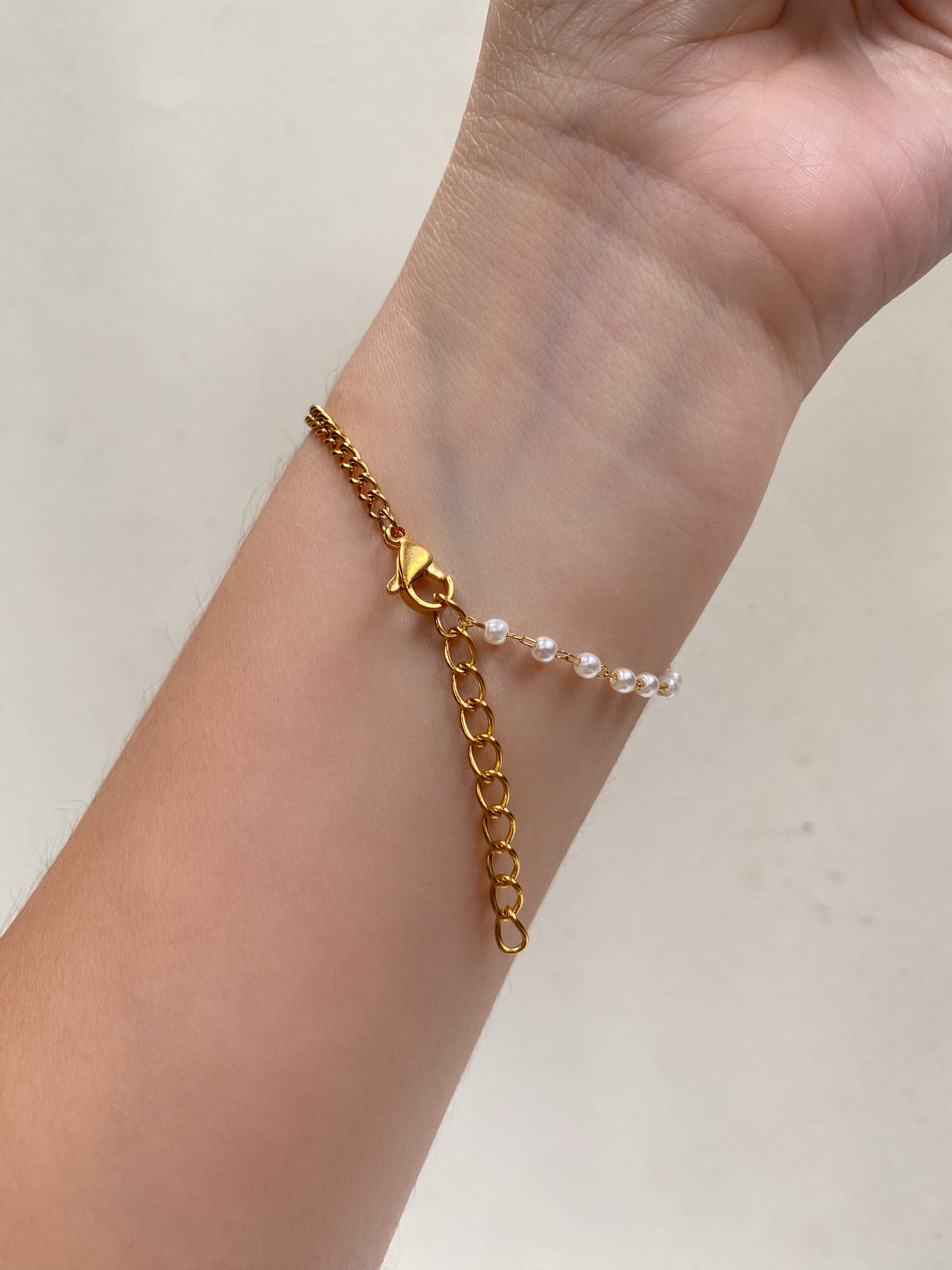 PULSERA MITAD CADENA MITAD PERLITAS