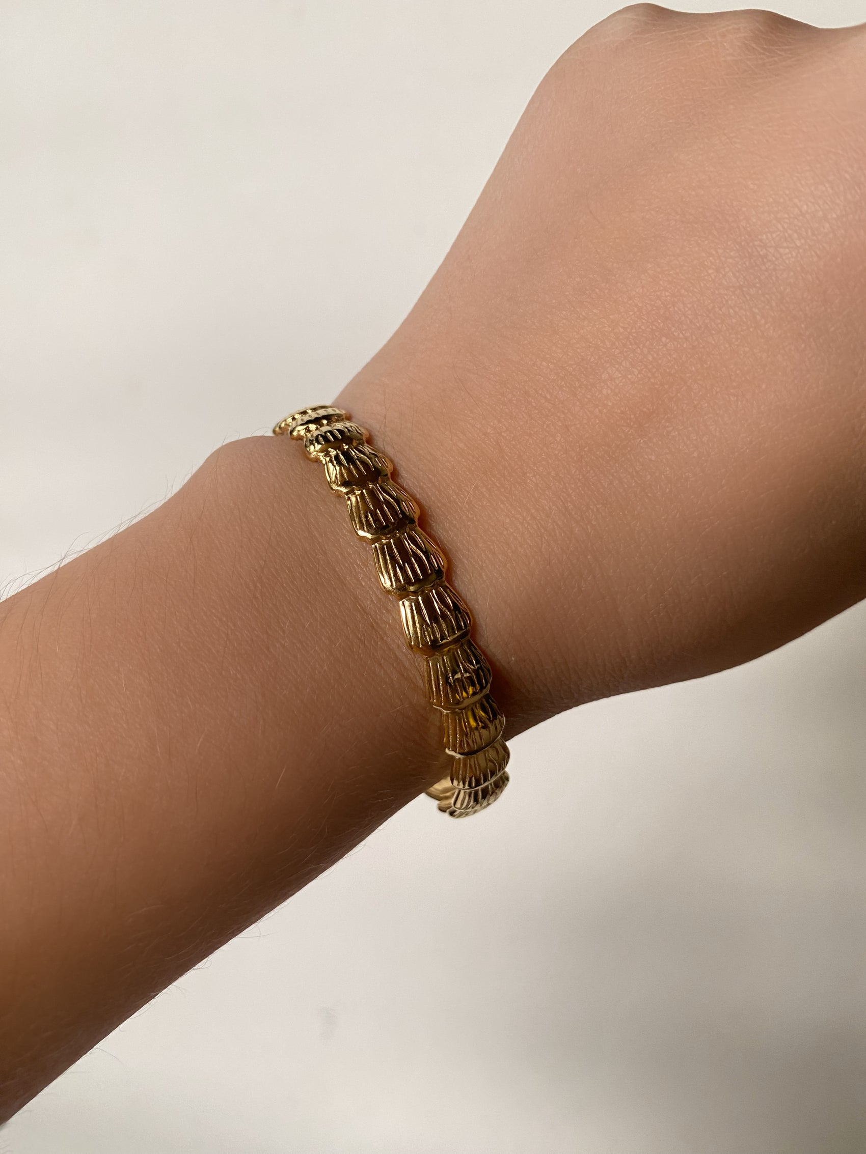 PULSERA CUFF CONCHITAS