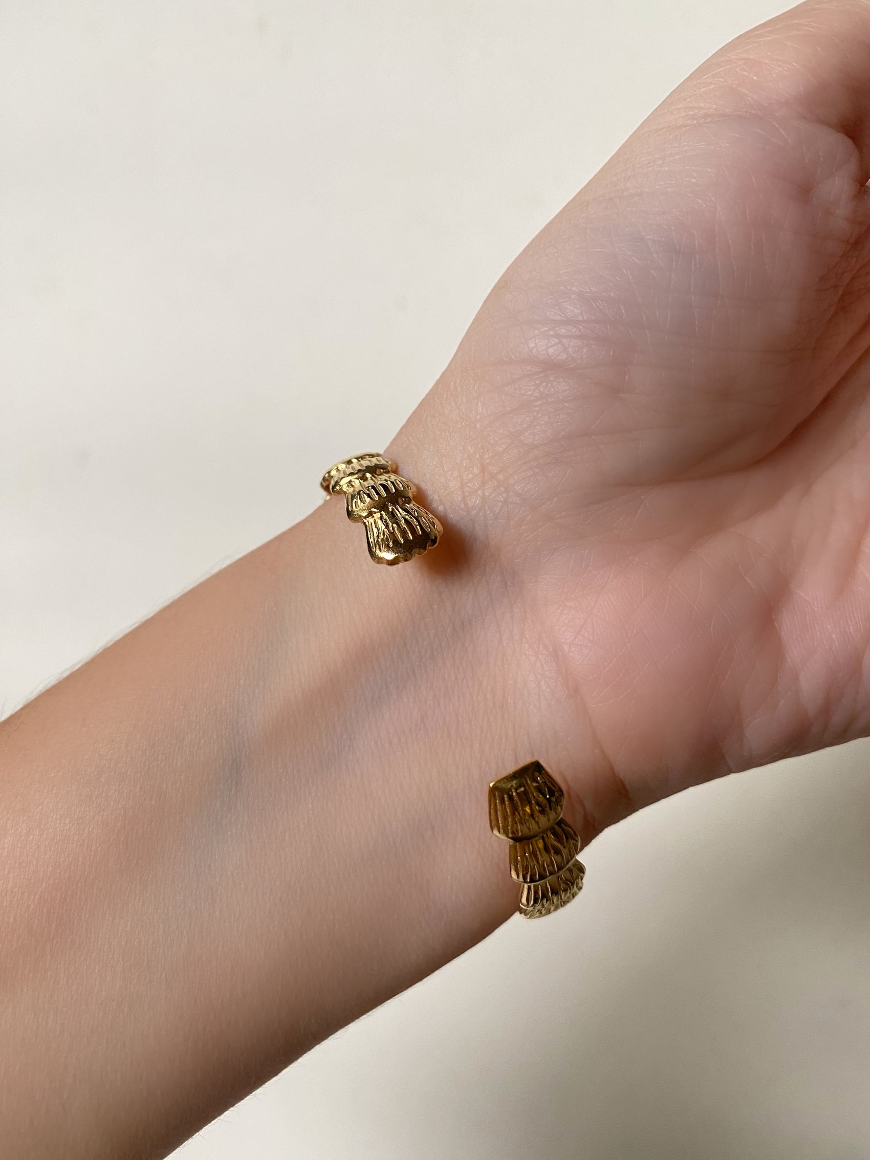 PULSERA CUFF CONCHITAS