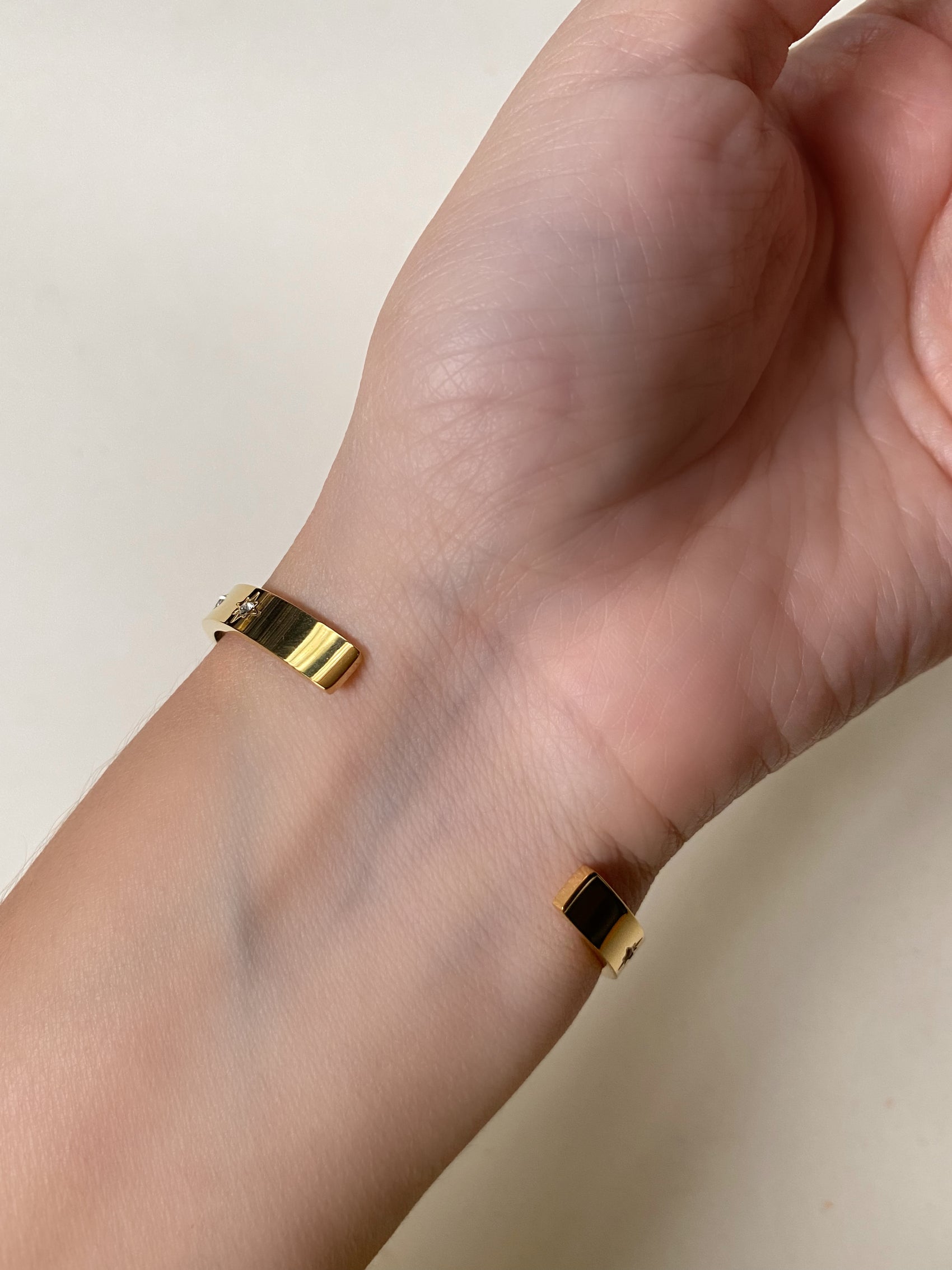 PULSERA CUFF ESTRELLAS