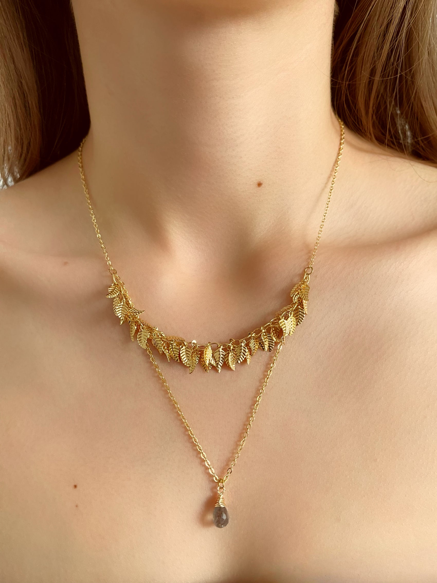 COLLAR CON HOJITAS Y PIEDRA NATURAL