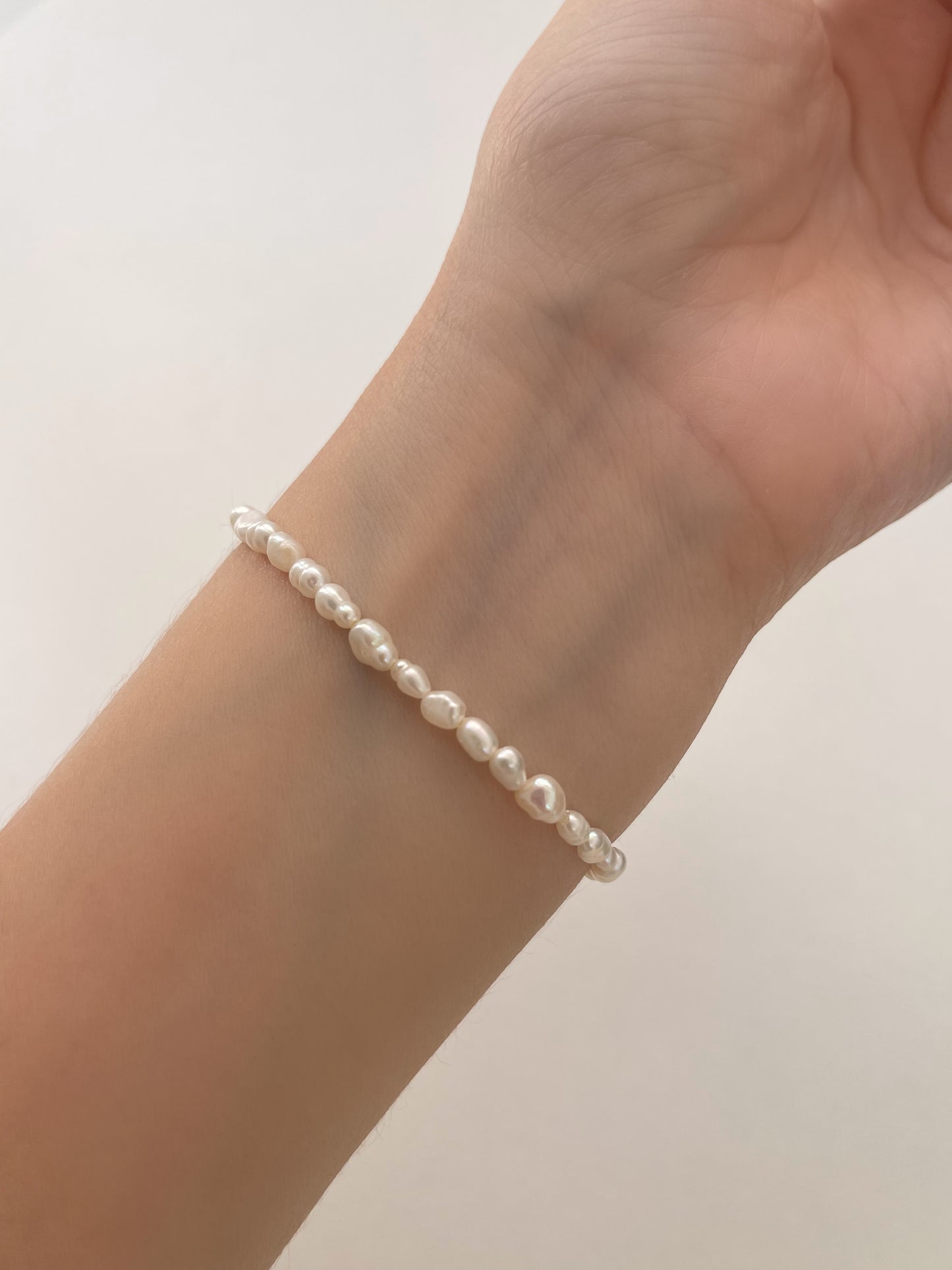 PULSERA PERLAS CON SAN BENITO Y CRUZ
