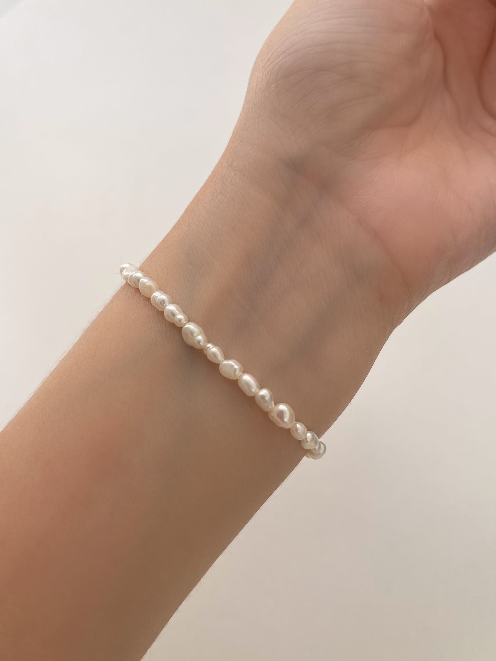 PULSERA PERLAS CON SAN BENITO Y CRUZ