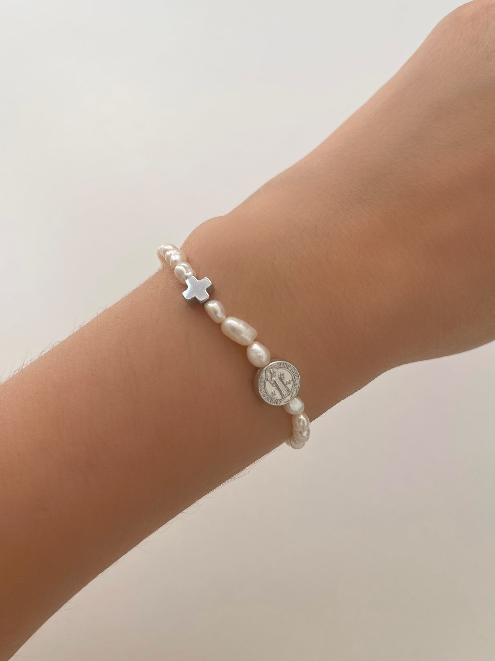 PULSERA PERLAS CON SAN BENITO Y CRUZ