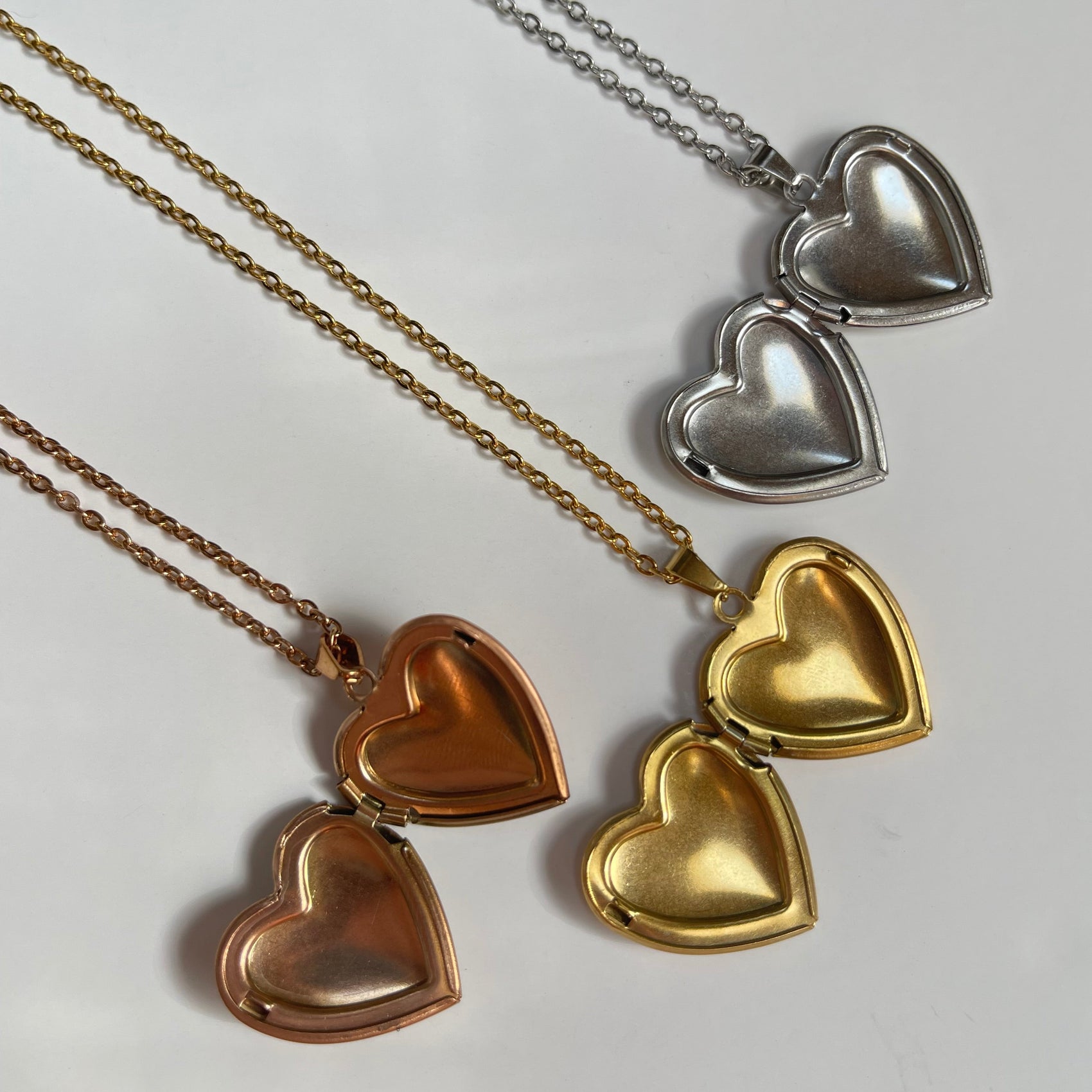 collar con dije de corazón, abierto para mostrar donde puedes poner las fotos, caben dos fotos. Acero inoxidable color dorado, plateado y oro rosa.