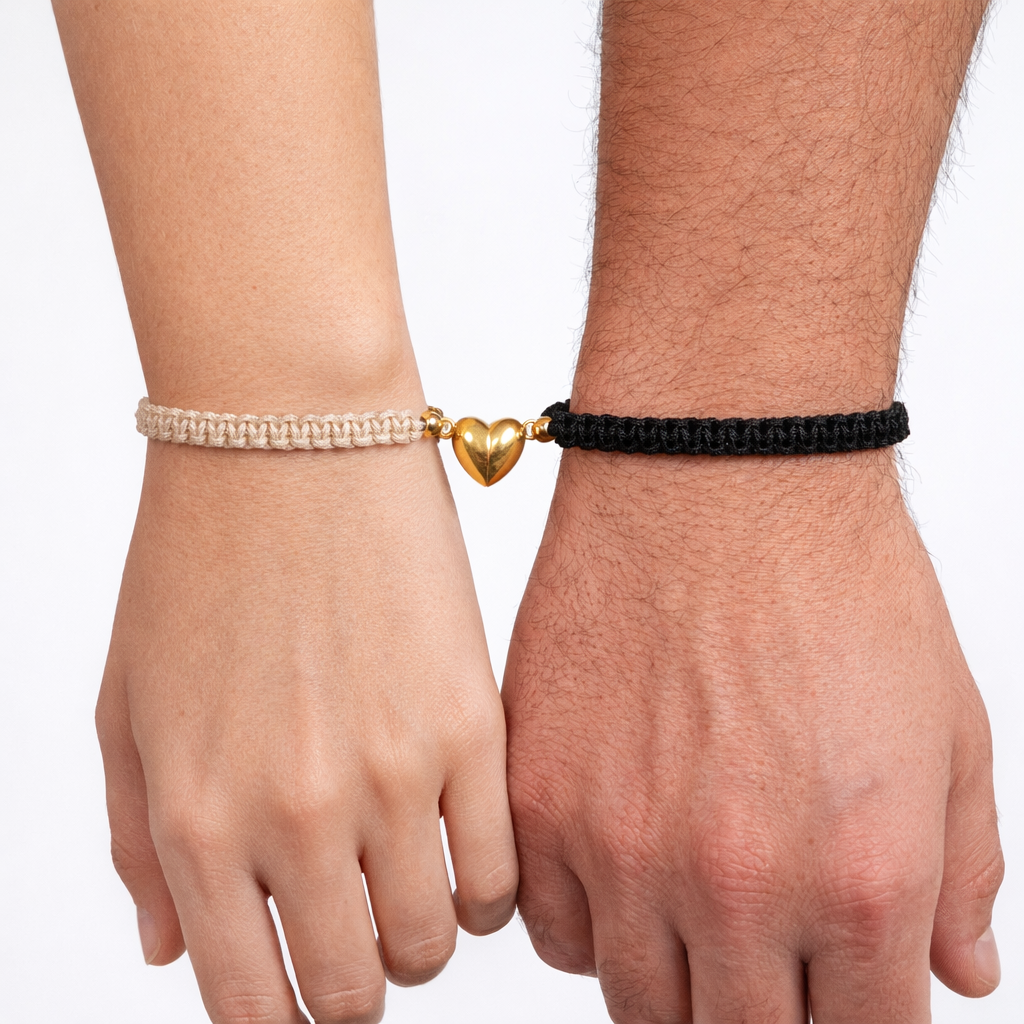 set de pulseras para pareja color beige y negro con corazón de imán que se conectan.