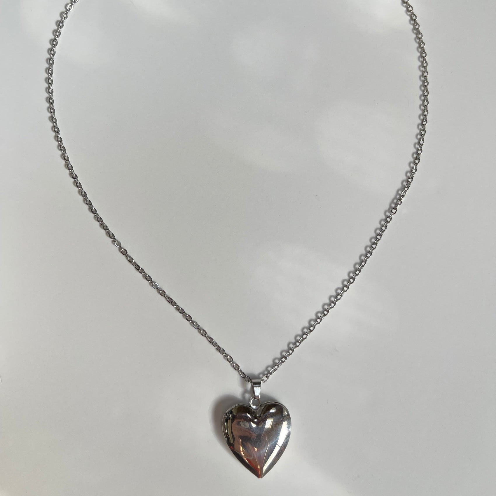 collar con dije de corazón que se abre y se puede usar como portafoto, de acero inoxidable color plateado