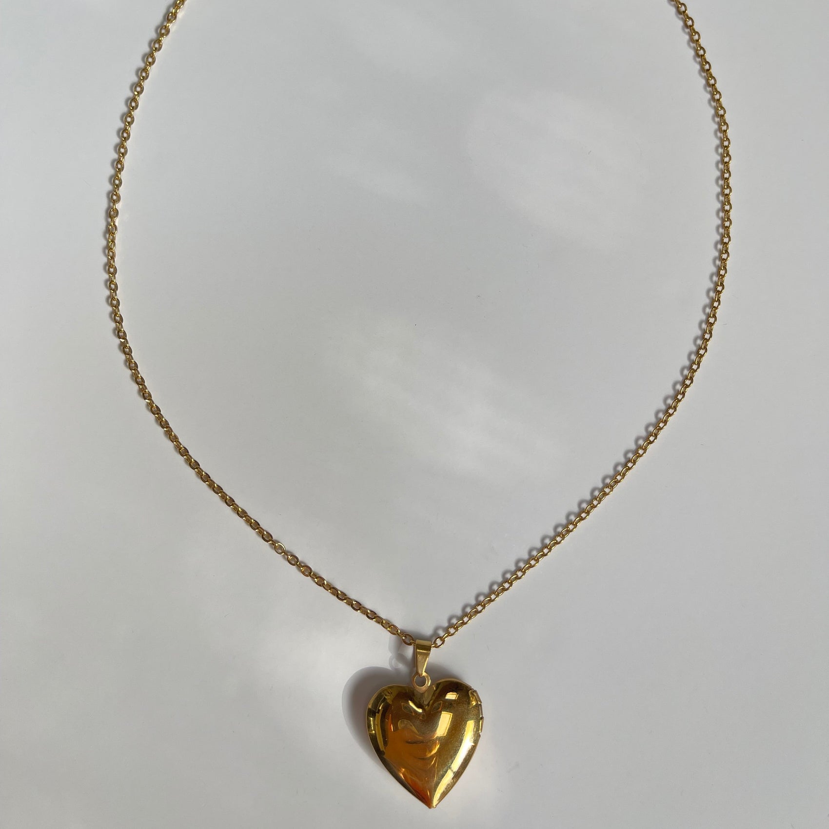 collar con dije de corazón que se abre y se puede usar como portafoto, de acero inoxidable color dorado