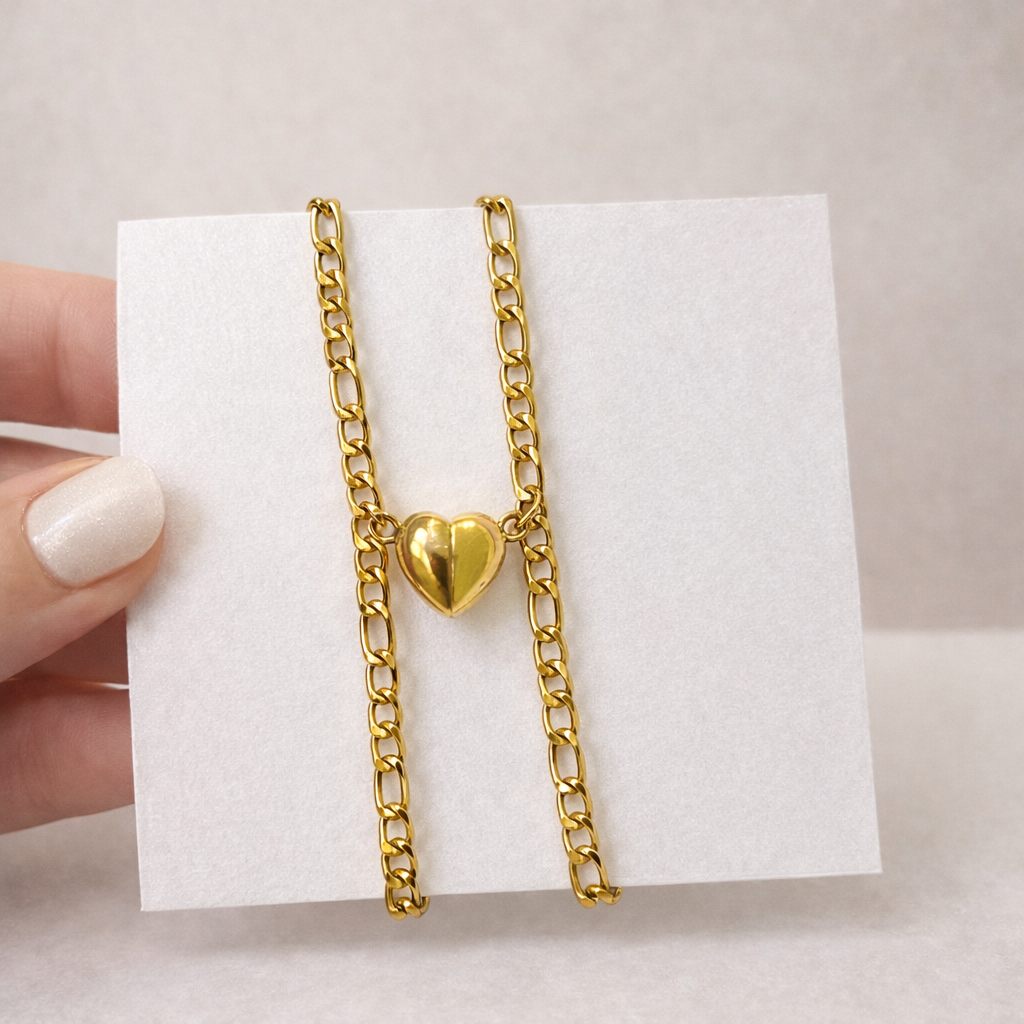 pulseras para parejas con corazón magnético acero inoxidable color dorado en cartón exhibidor