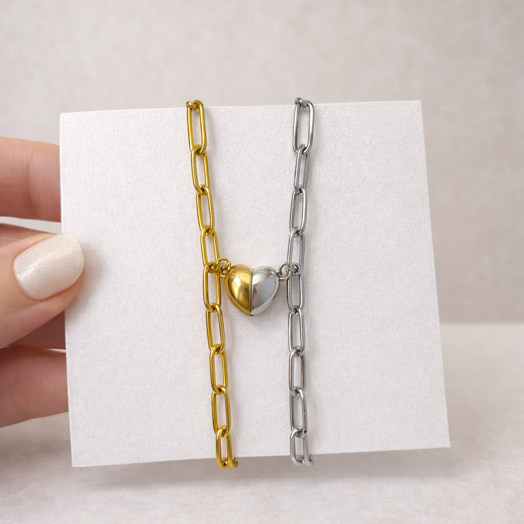 set de pulseras para pareja con corazón magnético, dorado y plateado y cadena de eslabones rectangulares de acero inoxidable para regalar en san valentin, el 14 de febrero.