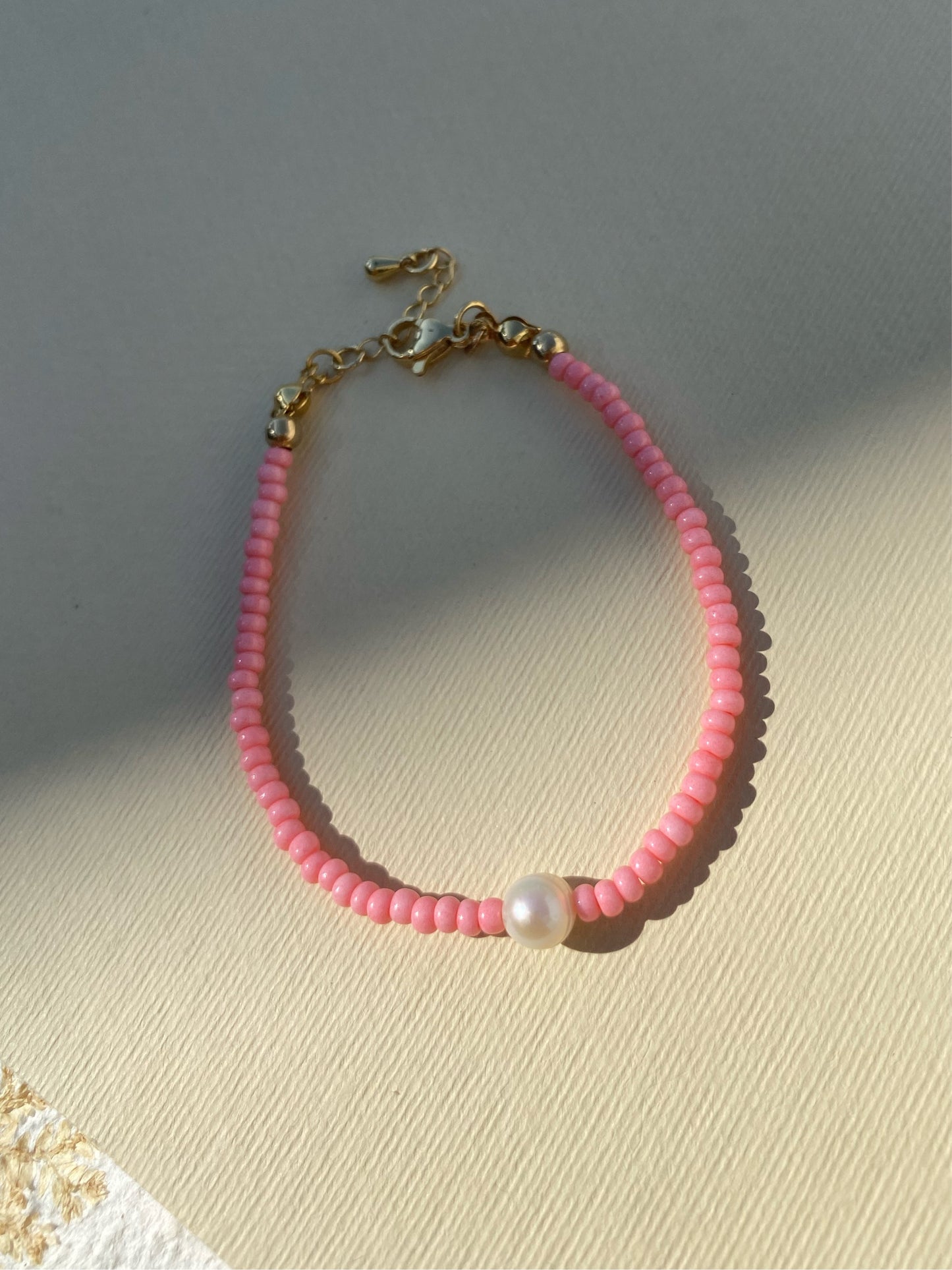 Pulsera rosa con perla